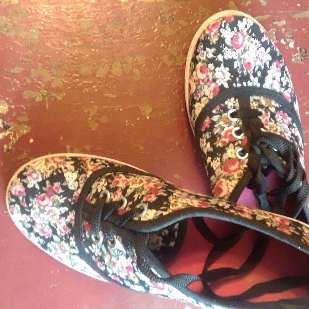 floral canvas tennis shoes size 6